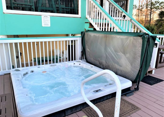Hot Tub with Hydraulic Lift - Cover