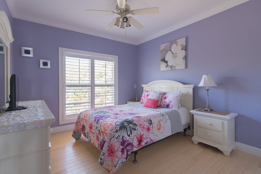 Two Palms Purple Room - Top Floor Across from Master Bedroom - Facing the road - Queen Mattress
