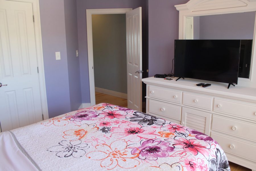 Purple Room, Top Floor across from Master Bedroom - Queen Mattress - Flatscreen TV